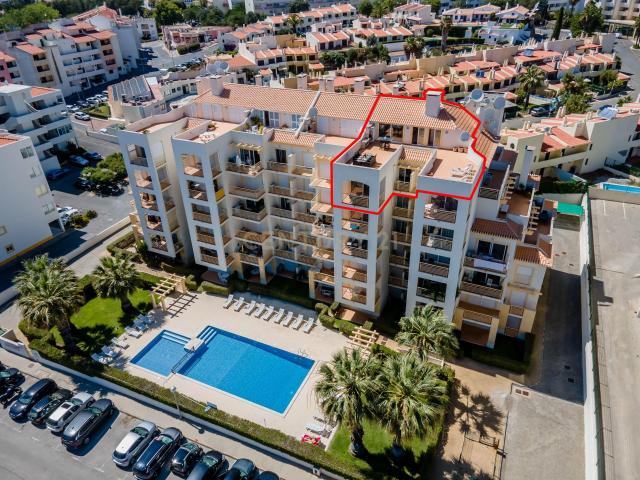 Apartamento Duplex com 3 Quartos, Vista Mar, Piscina e Terra. 116m² Albufeira e Olhos de Água
