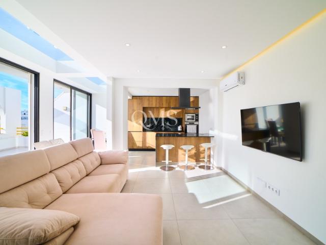 Apartamento duplex com 3 quartos com casa de banho privativa, amplo terraço e vista para o mar em Quarteira