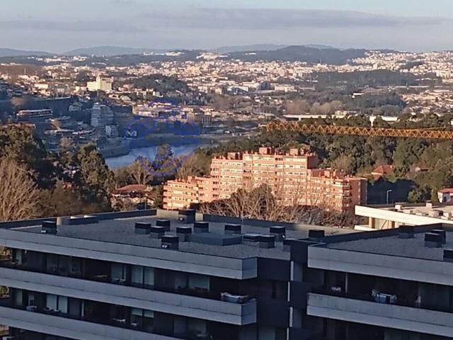 Apartamento duplex, A.C estacionamento 4 carros, 2 arrumos. 196m² Mafamude