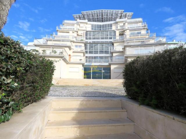 Apartamento duplex de dois quartos para arrendamento em excelente localização, a apenas 2 minutos a pé da praia
