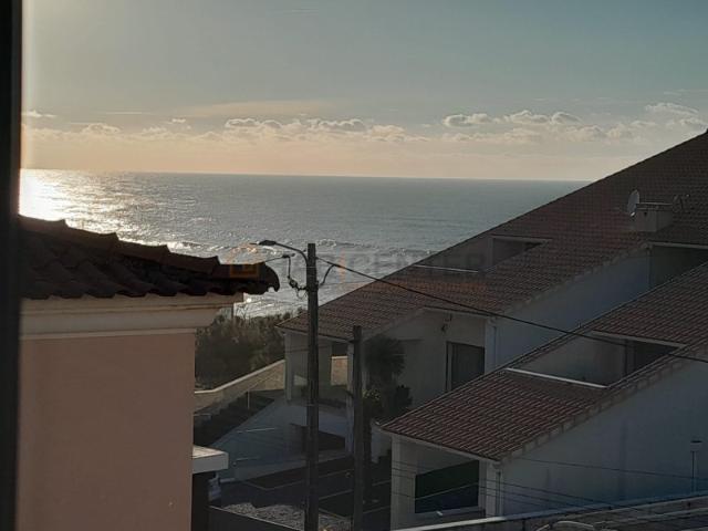 Apartamento duplex em prédio com piscina e vista mar