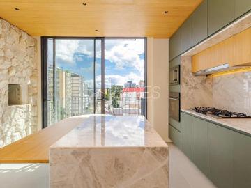 Apartamento duplex impecável com 107 m², 2 quartos sendo 2 suítes à venda no bairro Batel