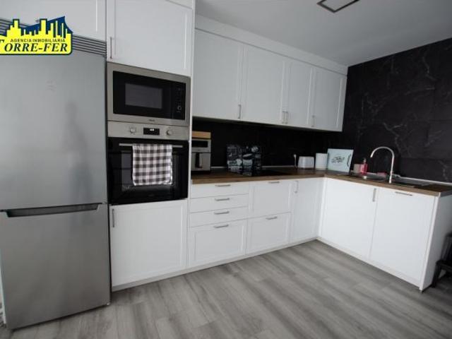 ¡Apartamento dúplex reformado y amueblado en alquiler de temporada con vistas al mar en Castell del