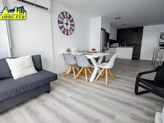 ¡Apartamento dúplex reformado y amueblado en alquiler de temporada con vistas al mar en Castell del Rey!