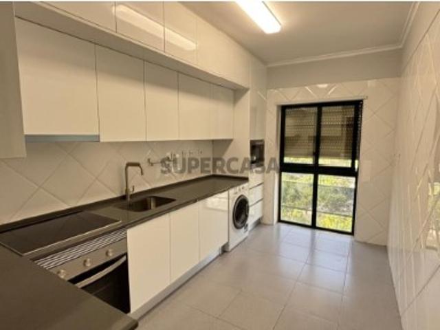 Apartamento duplex T1+1 remodelado no Monte da Caparica