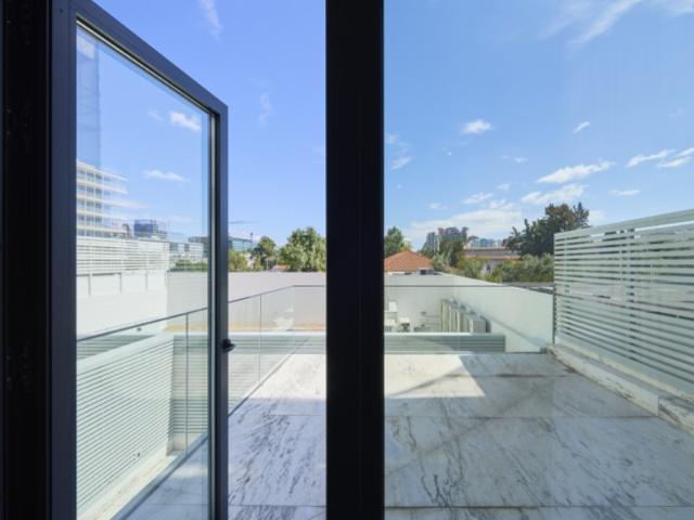 Apartamento Duplex T1, Terraço, 1 estacionamento nas Avenidas Novas