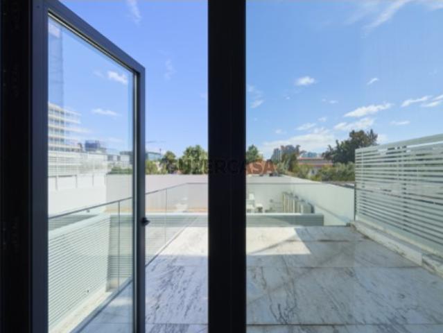 Apartamento Duplex T1, Terraço, 1 estacionamento nas Avenidas Novas