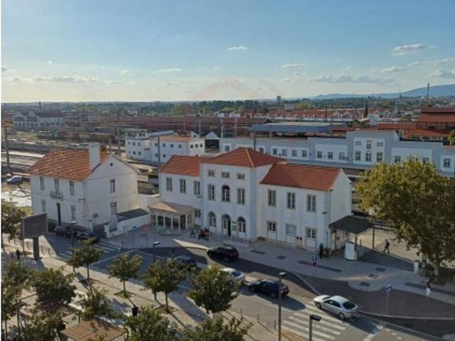 APARTAMENTO DUPLEX T2+T1 SITUADO NO 6º COM ACESSO DIRETO AO SOTÃO COM ELEVADOR, AO LADO DA ESTAÇÃO DO ENTRONCAMENTO. NÃO PERCA ESTA OPORTUNIDADE, AGENDE JÁ A SUA VISITA!