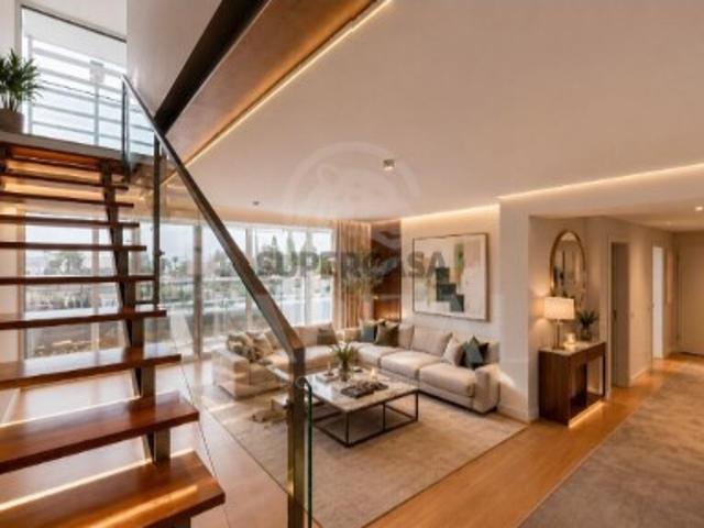 Apartamento Duplex T2 c/ Box e Piscina em Algés