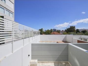 Apartamento Duplex T2 com jardim privado e 2 estacionamentos nas Avenidas Novas