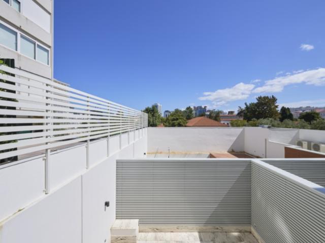 Apartamento Duplex T2 com jardim privado e 2 estacionamentos nas Avenidas Novas