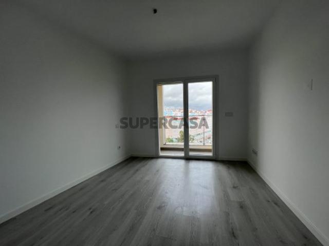 Apartamento T3 Quinta da Fábrica Parqueamento e Varandas