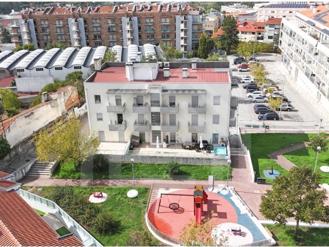 Apartamento duplex T4, com 180 m² de área e 60 m² de garagem nos Olivais