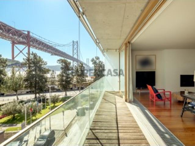 Apartamento duplex T5+1 com garagem, em Alcântara, Lisboa