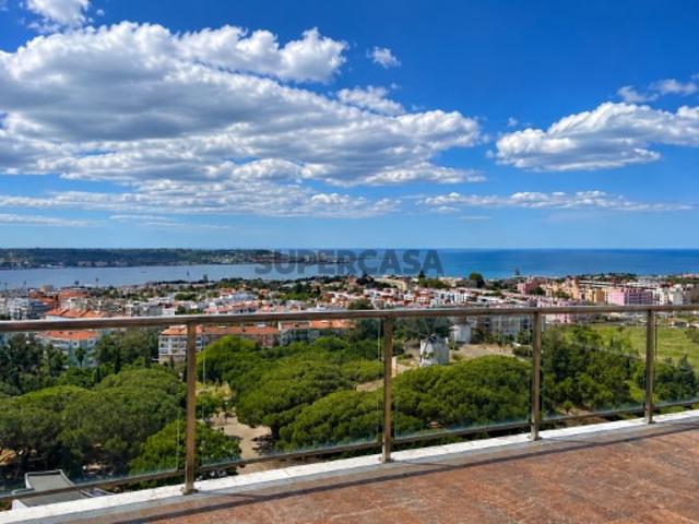 Apartamento Duplex T5 com vista sobre o Tejo