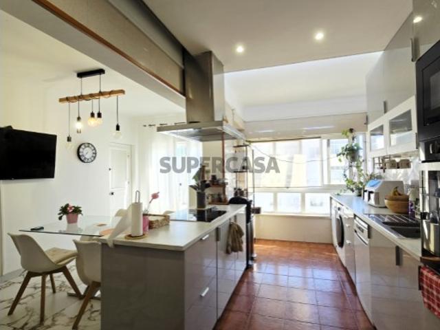 Apartamento Duplex T6 com terraço e varandas em Setúbal