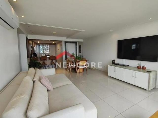 Apartamento em Avenida Presidente Wilson José Menino Santos/SP