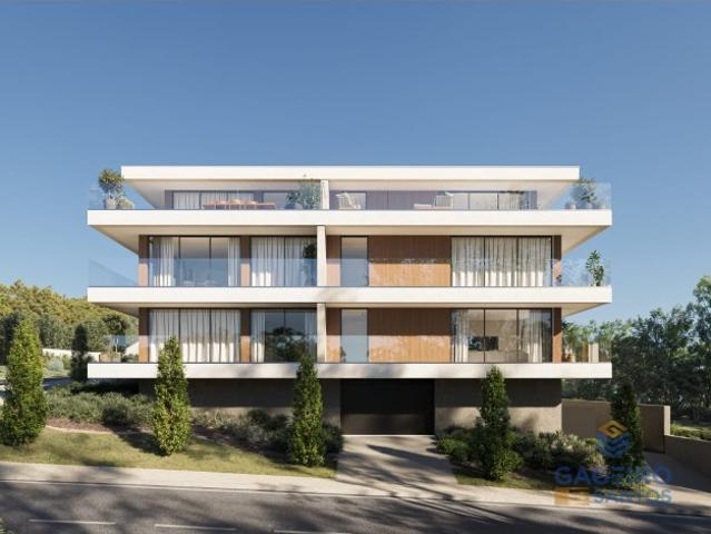 Apartamento em condomínio com piscina junto à praia da Gralha
