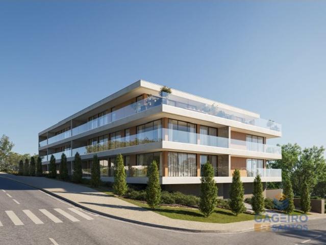 Apartamento em condomínio com piscina junto à praia da Gralha