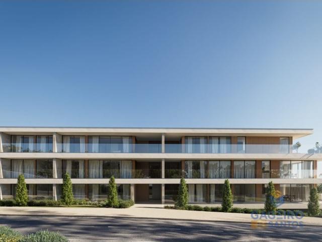 Apartamento em condomínio com piscina junto à praia da Gralha