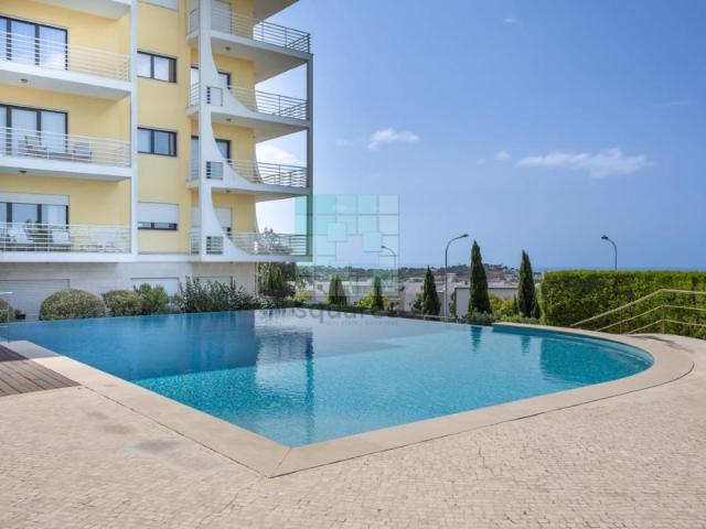 Apartamento em condomínio com piscina