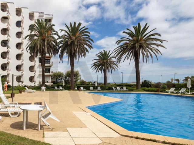 Apartamento em Condomínio Fechado com Piscina e Jardim – São Pedro do Estoril