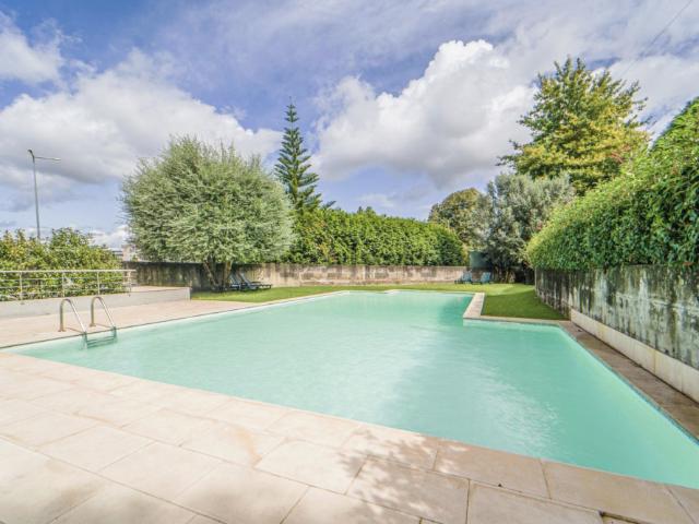 Apartamento em Condomínio Privado com Piscina !
