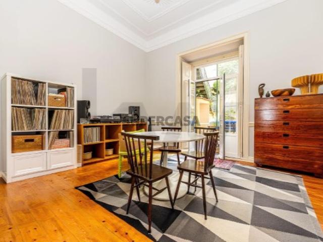 Apartamento em Edifício de traça antiga, com logradouro de 30m2