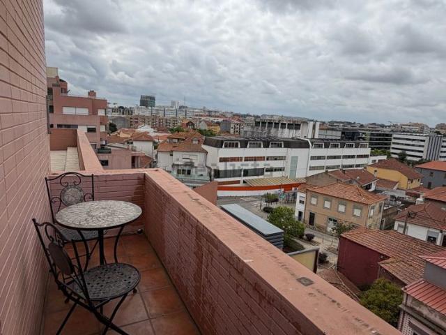 Apartamento em Rechousa, Canelas