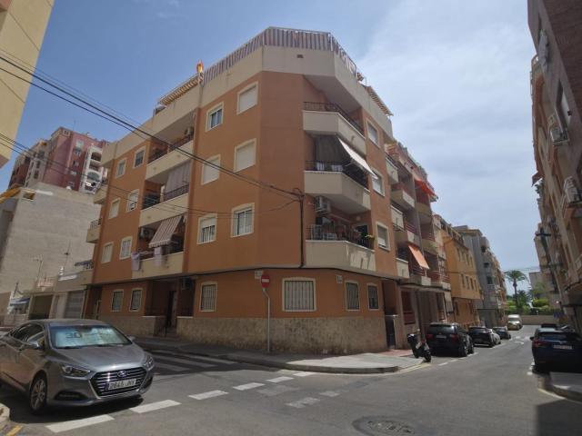 Apartamento en Torrevieja playa de Los Locos en Perfecto Estado por €129,900