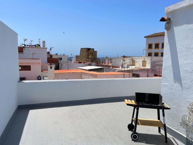 Apartamento en venta en Tarifa, Tarifa Ciudad. Se vende casa en el Casco Antiguo con pequeño patio. Apartamentos.