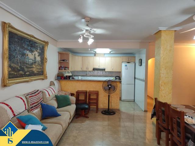 Apartamento en venta en Torrevieja, Las Piscinas Naturales. Apartamento con terraza en la provincia de Alicante, en Torrevieja, distrito Playa del Cura. 4 habitaciones 107 m² 150 metros.