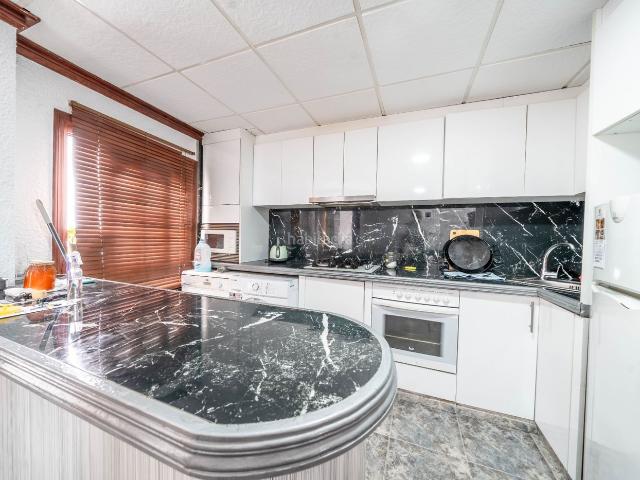 Apartamento en venta en Torrevieja, Las Piscinas Naturales. REF EZ003Apartamento situado en la primera planta de un edificio en Torrevieja, con una distribucioacuten uacutenica dividida en 2.
