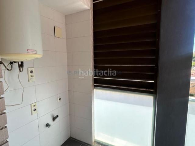 Apartamento en venta en Torrevieja, Puerto Deportivo. Apartamento reformado con terraza, en la provincia de Alicante, en la ciudad de Torrevieja. 5 habitaciones 95 m² 550 metros de. Apartamentos.