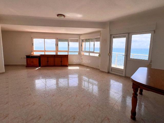 Apartamento en venta en Torrevieja, Zona Playa del Cura. Apartamento luminoso y espacioso 4.ª planta aprox. 82 m2 balcón grande. Orientación sureste, piscina comunitaria y en primera lí.