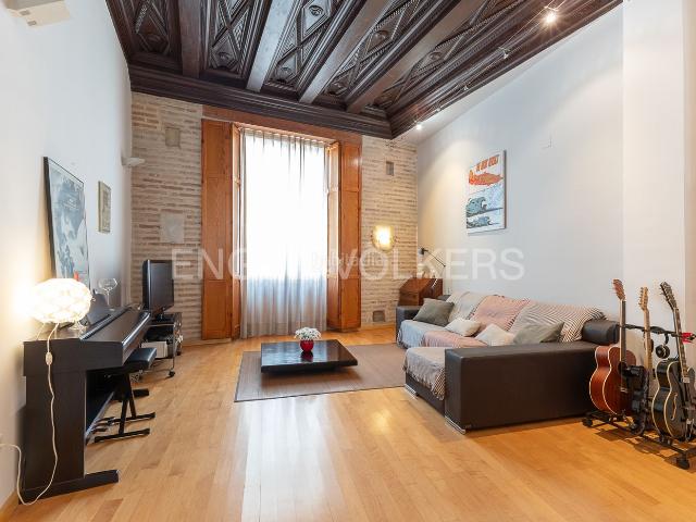 Piso en venta en Valencia, El Mercat. Apartamento con terraza en una ubicación emblemática. Pisos.