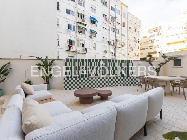 Piso en venta en Valencia, Gran Via. ESTUPENDA REFORMA A ESTRENAR CON TERRAZA DE 80 METROS EN LA ZONA DE GRAN VIA. Pisos.
