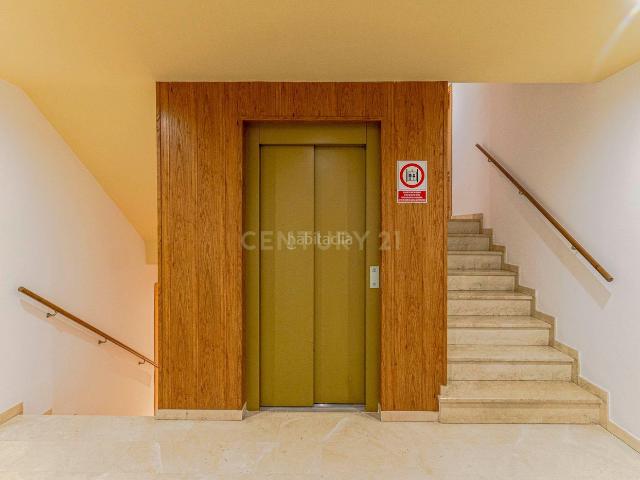 Apartamento en venta en Vélez de Benaudalla. Magnífico Ático en Velez de Benaudalla con vistas y piscina privada y comunitaria. Apartamentos Vélez de.