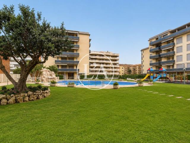 Apartamento en venta en Vila seca, La Pineda Costa Dorada. Apartamento con gran terraza, piscina y parking a 300 metros de la playa en La Pineda. Apartamentos.