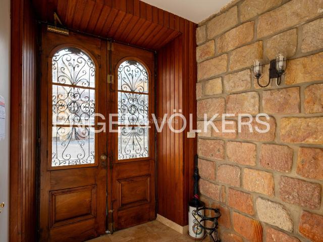 Apartamento en venta en Zarautz. Espacio, luz y potencial en la Plaza de la Música piso segregable y a un minuto de la playa. Apartamentos.