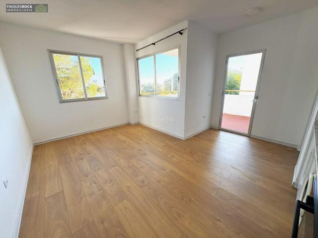 Apartamento en venta en Alcanar Costa Dorada. Precioso Apartamento semireformado, de un Dormitorio, Baño y Piscina Comunitaria, con terraza de 10 m2, en Urbanizacion Serramar. Apartamentos.