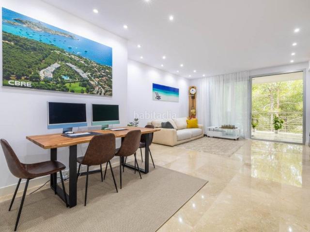 Apartamento en venta en Baleares Calvià, Portals Nous. Ático con piscina comunitaria en venta en Bendinat, suroeste de Mallorca. Apartamentos.