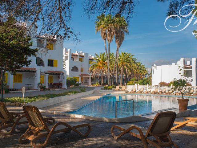 Apartamento en venta en Baleares Santa Eulària, Santa Eulària des Riu. Fantástico piso en primera línea de mar en Santa Eulalia Acceso directo a la playa de Niu Blau. Apartamentos Santa.