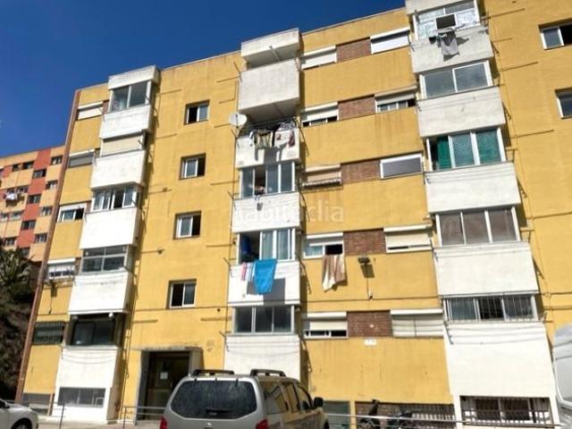 Piso en venta en Barcelona, Ciutat Meridiana. Venta piso en Barcelona. Pisos.