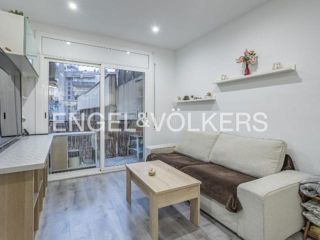 Piso en venta en Barcelona, Baix Guinardó. Piso reformado con balcón y ascensor en el Guinardó. Pisos.