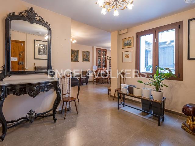 Piso en venta en Barcelona, Gòtic. Amplio piso esquinero al lado de la Plaça de Sant Jaume. Pisos.