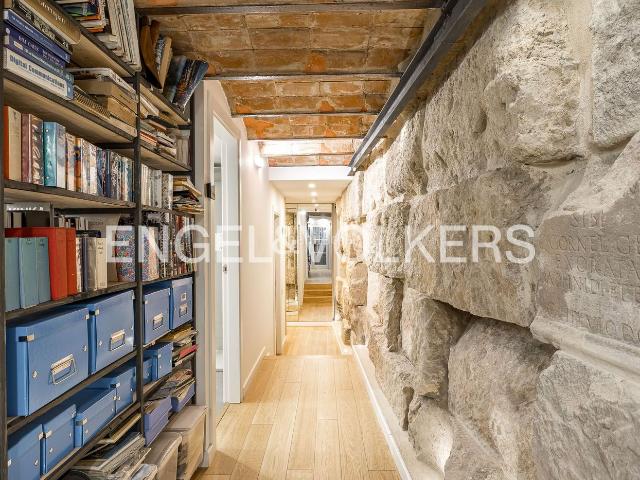 Piso en venta en Barcelona, Gòtic. Histórico apartamento con parte de la antigua muralla romana. Pisos.