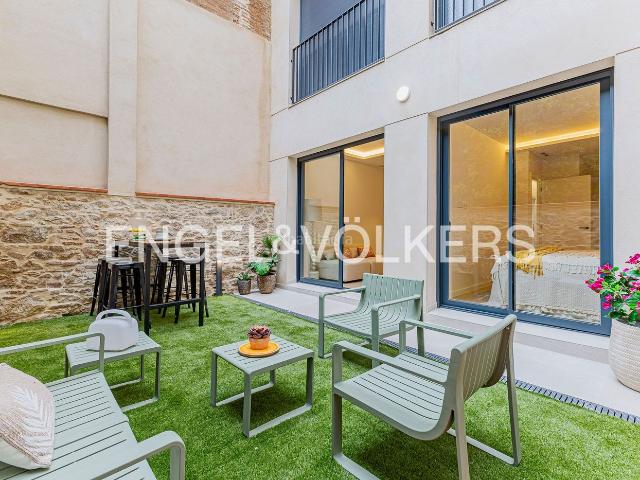 Piso en venta en Barcelona, El Camp de l´Arpa del Clot. Esplendida Planta baja con cédula de 2 habitaciones con jardín. Pisos.