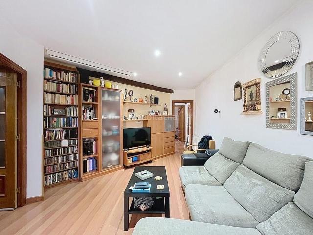 Apartamento en venta en Barcelona, El Camp de l´Arpa del Clot. Oportunidad en Sant Martí 3 habitaciones y balcones exteriores. Apartamentos.