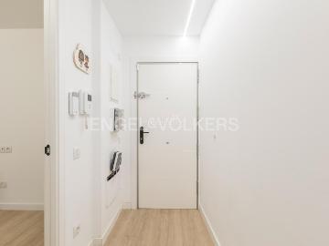 Piso en venta en Barcelona, La Teixonera. Reforma integral y terrado privado con vistas panorámicas. Pisos.
